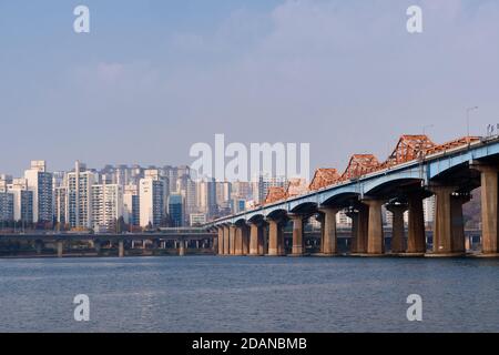 Ein breites Bild der Dongho Brücke über den Han Fluss Vom Flussufer aus Stockfoto
