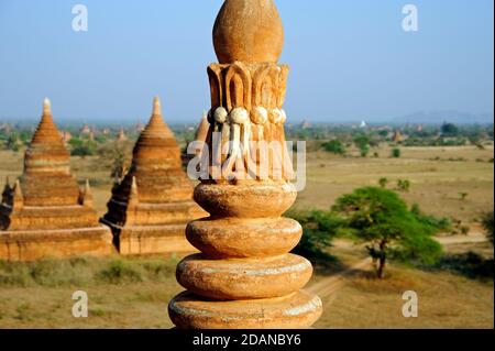 Nahaufnahme Detail eines buddhistischen Tempel Ziegel Turm mit Der Tempel übersäte Bagan palin im Hintergrund Stockfoto