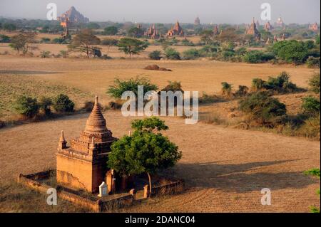 Tempel Strukturen auf dem Tempel verstaubte Ebene der alten besetzt Bagan Myanmar Stockfoto