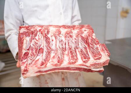 Metzger hält Fleisch Wagyu Rindfleisch zum Verkauf im Schlachthof Stockfoto