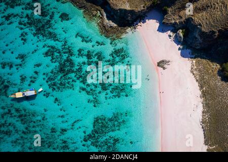 Luftaufnahme des rosa Strandes in indonesien Stockfoto