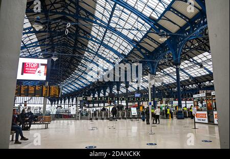 Brighton UK 14. November 2020 - Brighton Railway Station ist ruhig an einem normalerweise geschäftigen Wochenende, da das Einkaufsviertel der Stadt wegen der neuesten Coronavirus COVID-19 Sperrbeschränkungen in England ruhig bleibt : Credit Simon Dack / Alamy Live News Stockfoto