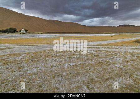 Sumu Jaran See zwischen Sanddünen-Badain Jaran Wüste. Innere Mongolei-China-1105 Stockfoto