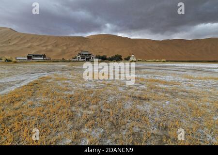 Sumu Jaran See zwischen Megadunen-buddhistischen Tempel-Badain Jaran Wüste. Innere Mongolei-China-1106 Stockfoto