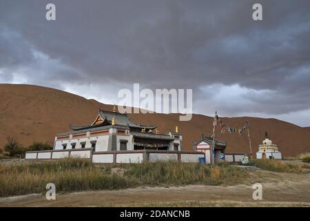 Badain Jaran Tempel-weiße Pagode-Sumu Jaran See. Badain Jaran Wüste-Innere Mongolei-China-1108 Stockfoto