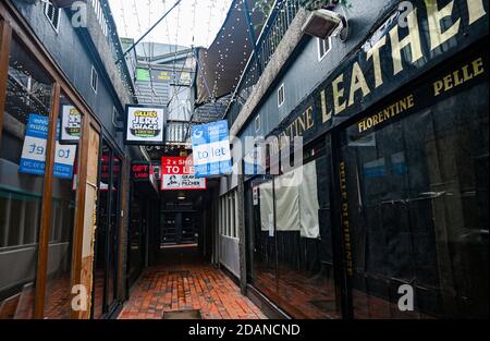 Brighton UK 14. November 2020 - die normalerweise geschäftige berühmte Lanes Gegend von Brighton mit vielen Geschäften und Unternehmen gefüllt mit To Let Zeichen aufgrund der neuesten Coronavirus COVID-19 Sperrbeschränkungen in England : Credit Simon Dack / Alamy Live News Stockfoto