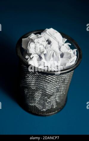 Bürofach gefüllt mit zerknittertem Papier Stockfoto