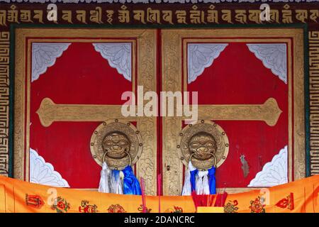 Geschlossene rote Holztür-Badain Jaran Tempel. Sumu Jaran See-Innere Mongolei-China-1113 Stockfoto