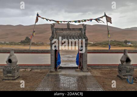 Eingang Torbogen-buddhistische Gebetsfahnen-Badain Jaran Wüste Tempel. Innere Mongolei-China-1116 Stockfoto