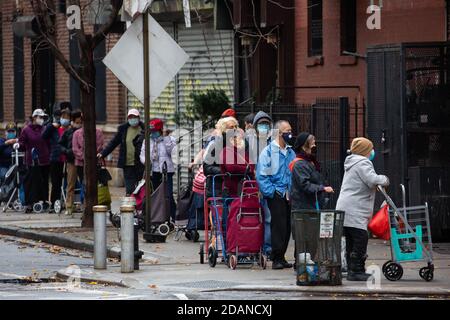 Washington, USA. November 2020. Leute stehen vor einer Speisekammer in Brooklyn, New York, USA, 12. November 2020. Quelle: Michael Nagle/Xinhua/Alamy Live News Stockfoto