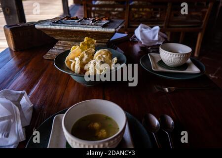 balinesische Gerichte werden in einem Restaurant serviert Stockfoto