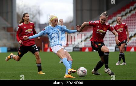 Chloe Kelly von Manchester City (Mitte) schießt beim Spiel der FA Women's Super League im Leigh Sports Village auf das Tor. Stockfoto