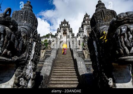 Junge Frau, die zum Tempel hinaufgeht Stockfoto