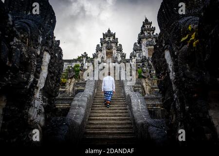 Der Mensch geht die Treppe zum Tempel hinauf Stockfoto