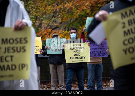 Manhattan, USA. November 2020. Demonstranten demonstrieren gegen Islamaphobie vor dem französischen Konsulat in New York City nach den Äußerungen des französischen Präsidenten Emmanuel Macron zum Islam. Quelle: Micah Casella/Alamy Live News. Stockfoto