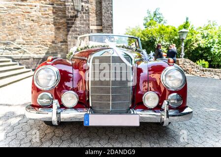 Ochtendung Deutschland 25.05.2019 Mercedes-Benz Typ 300 Adenauer W186 Cabriolet Luxus executive klassischen deutschen 50er Jahre Auto für eine Hochzeit mit dekoriert flo Stockfoto