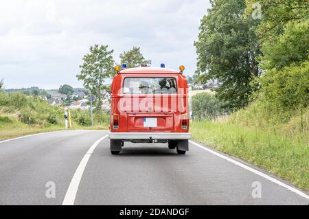 VW T1 Feuerwehrauto rot Feuerfigther Oldtimer Oldtimer Oldtimer drivin on the Road. Stockfoto