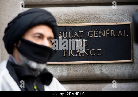 Manhattan, USA. November 2020. Demonstration gegen Islamaphobia Organisator interviewt über Kommentare zum Islam des französischen Präsidenten Emmanuel Macron vor dem französischen Konsulat in New York City. Quelle: Micah Casella/Alamy Live News. Stockfoto