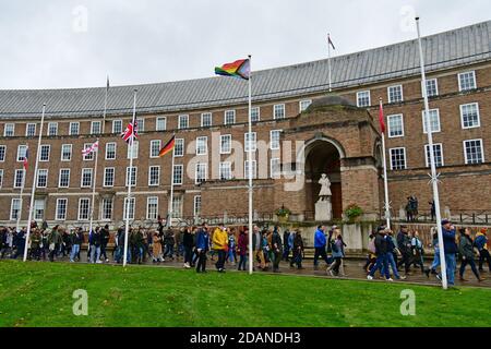 Bristol, Großbritannien. November 2020. UK Lockdown Protest gegen College Green und City Centre. Bildnachweis Robert Timoney/Alamy/Live/Nachrichten Stockfoto