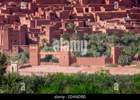 Nahaufnahme des Ksar de Ait Ben Haddou mit seinen von Palmen umgebenen Abobehäusern am Tag. Marokko. Stockfoto