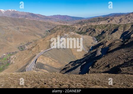 Kurvige Straße in Tizi n Tichka Bergpass im Atlasgebirge. Weg in die Wüste Sahara. Reisekonzept. Hoher Atlas, Marokko Stockfoto