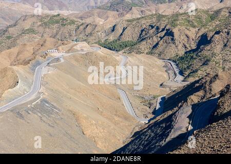 Kurvige Straße in Tizi n Tichka Bergpass im Atlasgebirge. Weg in die Wüste Sahara. Reisekonzept. Hoher Atlas, Marokko Stockfoto