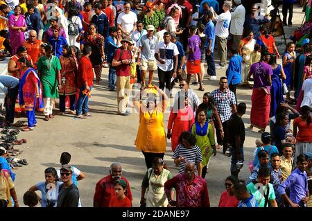 Eine bunte überfüllte Szene an einem hindu-Tempel während der Thaipusam Festival, wo eifrige Anhänger Urnen der Milch auf ihrem tragen Köpfe, um Angebote für unterwegs zu machen Stockfoto