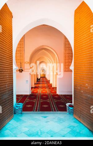 Langer Korridor mit verschiedenen Arten von Bögen in Moulay el Yazid Moschee. Islam und Religion Konzept. Marrakesch, Marokko Stockfoto