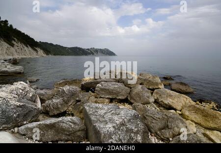 Panoramablick auf das Mittelmeer in der Bucht Portonovo, bei Ancona, Felsen im Vordergrund Stockfoto