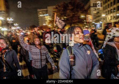 Die Demonstranten marschieren weiter durch die Innenstadt von Detroit und singen zugunsten von Black Lives. Detroit will Breathe, eine Aktivistengruppe gegen Polizeibrutalität und für Black Lives, organisierte einen "Chief Craig Resigns"-nachtmarsch in der Innenstadt von Detroit. Dieser besondere Protest konzentrierte sich auf die Behandlung von rechten Demonstranten, die in Detroit eindrangen, um die Stimmenauszählung im TCF-Zentrum am Tag nach der Wahl zu stoppen. Detroit will Breathe behauptet, ihre friedlichen Demonstranten seien von der Polizei von Detroit ins Krankenhaus geschickt worden, während die rechten Demonstranten in Detro willkommen geheißen wurden Stockfoto