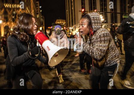 Demonstranten, die den Gesang führen, interagieren miteinander in der Innenstadt von Detroit. Detroit will Breathe, eine Aktivistengruppe gegen Polizeibrutalität und für Black Lives, organisierte einen "Chief Craig Resigns"-nachtmarsch in der Innenstadt von Detroit. Dieser besondere Protest konzentrierte sich auf die Behandlung von rechten Demonstranten, die in Detroit eindrangen, um die Stimmenauszählung im TCF-Zentrum am Tag nach der Wahl zu stoppen. Detroit will Breathe behauptet, ihre friedlichen Demonstranten seien von der Polizei von Detroit ins Krankenhaus geschickt worden, während die rechten Demonstranten in Detroit willkommen geheißen wurden. Kevin Sa Stockfoto