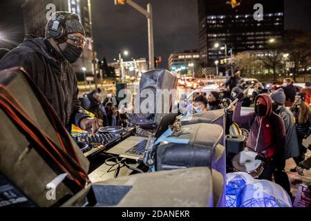 Kevin Saunderson spielt Musik für Demonstranten am Ende des Protestes für sein Musikvideo. Detroit will Breathe, eine Aktivistengruppe gegen Polizeibrutalität und für Black Lives, organisierte einen "Chief Craig Resigns"-nachtmarsch in der Innenstadt von Detroit. Dieser besondere Protest konzentrierte sich auf die Behandlung von rechten Demonstranten, die in Detroit eindrangen, um die Stimmenauszählung im TCF-Zentrum am Tag nach der Wahl zu stoppen. Detroit will Breathe behauptet, ihre friedlichen Demonstranten seien von der Polizei von Detroit ins Krankenhaus geschickt worden, während die rechten Demonstranten begrüßt wurden Stockfoto