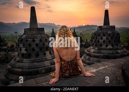 Frau, die den Sonnenuntergang in borobudur indonesia genießt Stockfoto