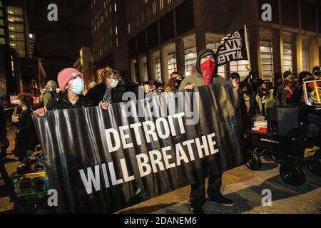 Während des marsches halten Demonstranten das Banner "Dreit will Breathe".Detroit will Breathe, eine Aktivistengruppe gegen Polizeibrutalität und für Black Lives, organisierte einen "Chief Craig Resignin"-nachtmarsch in der Innenstadt von Detroit. Dieser besondere Protest konzentrierte sich auf die Behandlung von rechten Demonstranten, die in Detroit eindrangen, um die Stimmenauszählung im TCF-Zentrum am Tag nach der Wahl zu stoppen. Detroit will Breathe behauptet, ihre friedlichen Demonstranten seien von der Polizei von Detroit ins Krankenhaus geschickt worden, während die rechten Demonstranten in Detroit willkommen geheißen wurden. Kevin Saunderson, eins Stockfoto