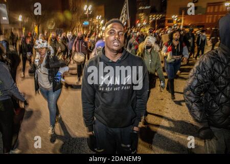 Jae Bass führt den marsch durch die Innenstadt von Detroit.Detroit will Breathe, eine Aktivistengruppe gegen Polizeibrutalität und für Black Lives, organisierte einen "Chief Craig Resignin"-nachtmarsch in der Innenstadt von Detroit. Dieser besondere Protest konzentrierte sich auf die Behandlung von rechten Demonstranten, die in Detroit eindrangen, um die Stimmenauszählung im TCF-Zentrum am Tag nach der Wahl zu stoppen. Detroit will Breathe behauptet, ihre friedlichen Demonstranten seien von der Polizei von Detroit ins Krankenhaus geschickt worden, während die rechten Demonstranten in Detroit willkommen geheißen wurden. Kevin Saunderson, einer der Origi Stockfoto