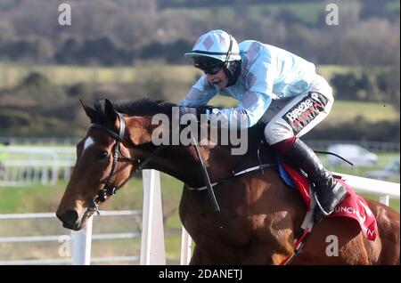 James Joseph Slevin an Bord von Druids Altar auf dem Weg zum Gewinn der Osprey Hotel 3-Y-O Hürde während des Punchestown Winter Festival 2020 auf der Punchestown Racecourse, County Kildare, Irland. Stockfoto