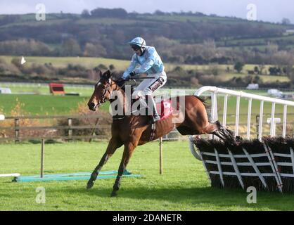 James Joseph Slevin an Bord von Druids Altar auf dem Weg zum Gewinn der Osprey Hotel 3-Y-O Hürde während des Punchestown Winter Festival 2020 auf der Punchestown Racecourse, County Kildare, Irland. Stockfoto