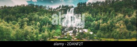 Voss, Hordaland, Norwegen. Wasserfall Tvindefossen Im Frühling. Größter Und Höchster Wasserfall Norwegens. Berühmte Natürliche Norwegische Wahrzeichen Und Beliebt Stockfoto