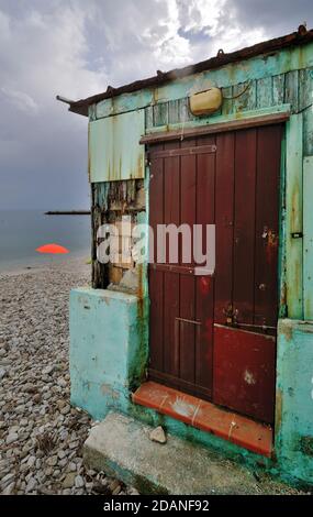 Eine typische alte Fischerhütte, die vom Wetter am Ufer der Bucht von Portonovo in der Provinz Ancona ruiniert wurde Stockfoto