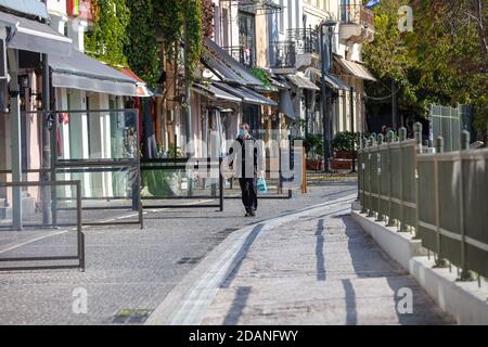 Athen, Griechenland - 10. November 2020. COVID19 Coronavirus-Sperre. Mann mit Gesichtsmaske, der in der leeren Adrianou Straße im Stadtzentrum, Plaka h Stockfoto