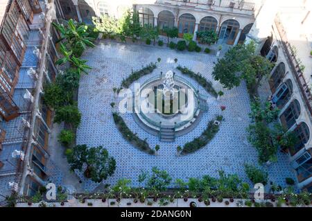 Palermo, Italien, juli 2020. Der alte Kreuzgang des Klosters der heiligen Katharina von Alexandria von seinen Terrassen aus gesehen Stockfoto