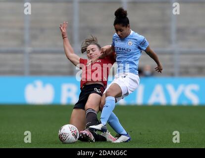 Kirsty Hanson von Manchester United (links) und Demi Stokes von Manchester City kämpfen während des FA Women's Super League-Spiels im Leigh Sports Village um den Ball. Stockfoto