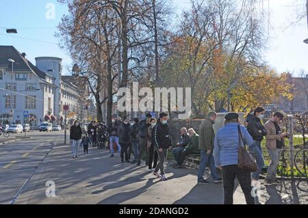 Zürich: Corona Virus Shopping auf dem Flohmarkt Münsterhof in Niederdorf Stockfoto