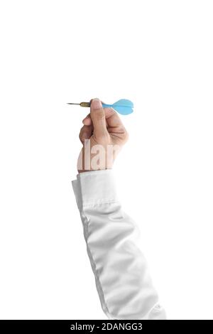Mann Hand hält Darts isoliert auf weißem Hintergrund. Mit Clipping-Pfad. Stockfoto
