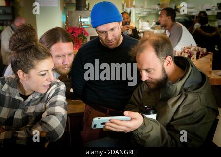 SETH ROGEN, EVAN GOLDBERG, BRANDON TROST UND ALEX MCATEE IN AN AMERICAN PICKLE (2020), REGIE BRANDON TROST. BILD: PUNKTGRAUE BILDER/GRAVITATIONSGRAVITATION PROD/SPE/WARNER BROS. PIC/ Album Stockfoto