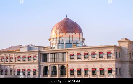 DOHA, KATAR - 09. September 2020: Der Platz im Katara Kulturdorf an einem heißen Sommertag Stockfoto