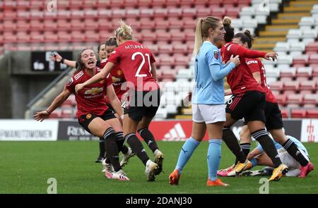 Kirsty Hanson von Manchester United (links) feiert das zweite Tor ihrer Spielmannschaft während des FA Women's Super League-Spiels im Leigh Sports Village. Stockfoto