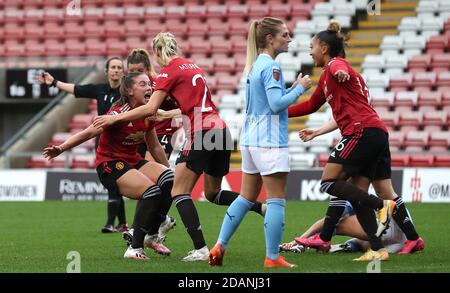 Kirsty Hanson von Manchester United (links) feiert das zweite Tor ihrer Spielmannschaft während des FA Women's Super League-Spiels im Leigh Sports Village. Stockfoto