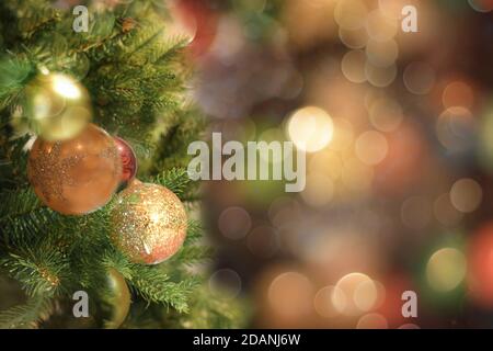 Weihnachtsbaum Hintergrund mit Bokeh defokussed Lichter. Stockfoto