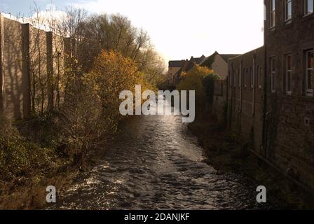 Galawasser fließt durch Galashiels in scottish Borders Stockfoto